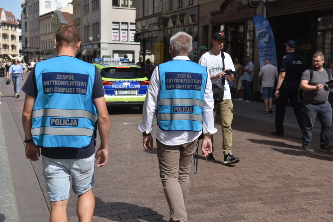 Marsz Milczenia dla Klaudii w Toruniu. „Niech nasza cisza przemówi głośniej niż słowa” [GALERIA]