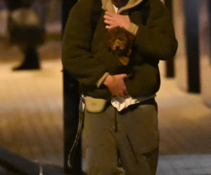 Sebastian Fabijański z pieskiem na spacerze