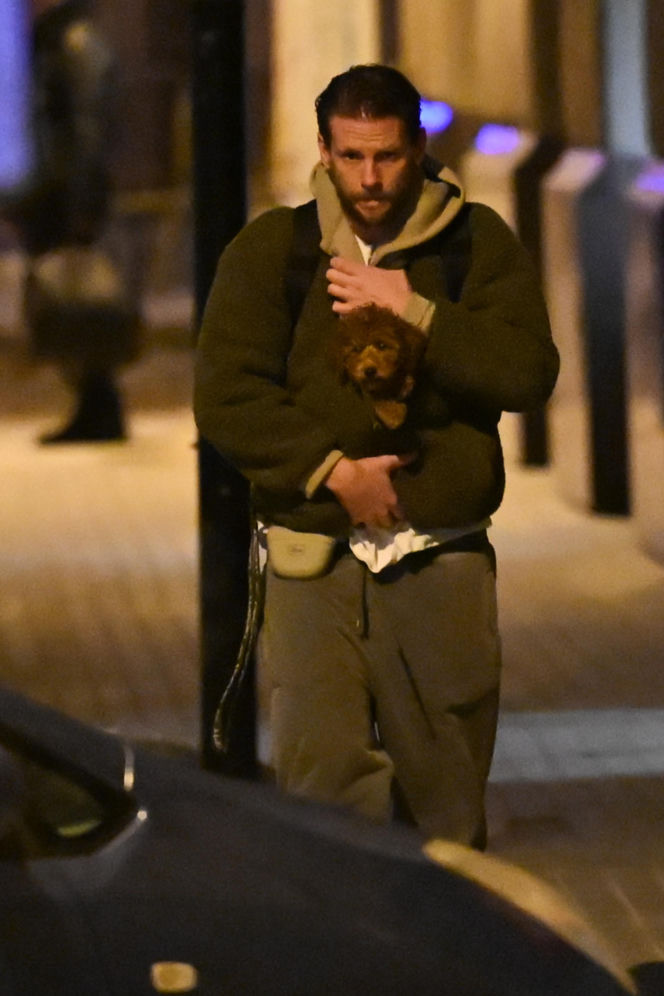 Sebastian Fabijański z pieskiem na spacerze