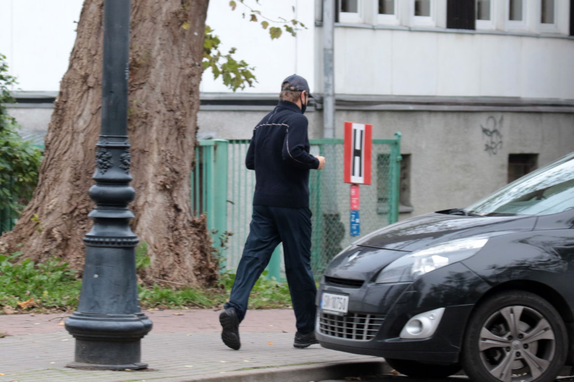 Tusk biega bez maseczki