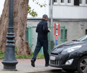 Tusk biega bez maseczki