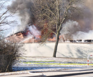 Ogromny pożar Biedronki na Dolnym Śląsku! Dach runął, są ranni strażacy