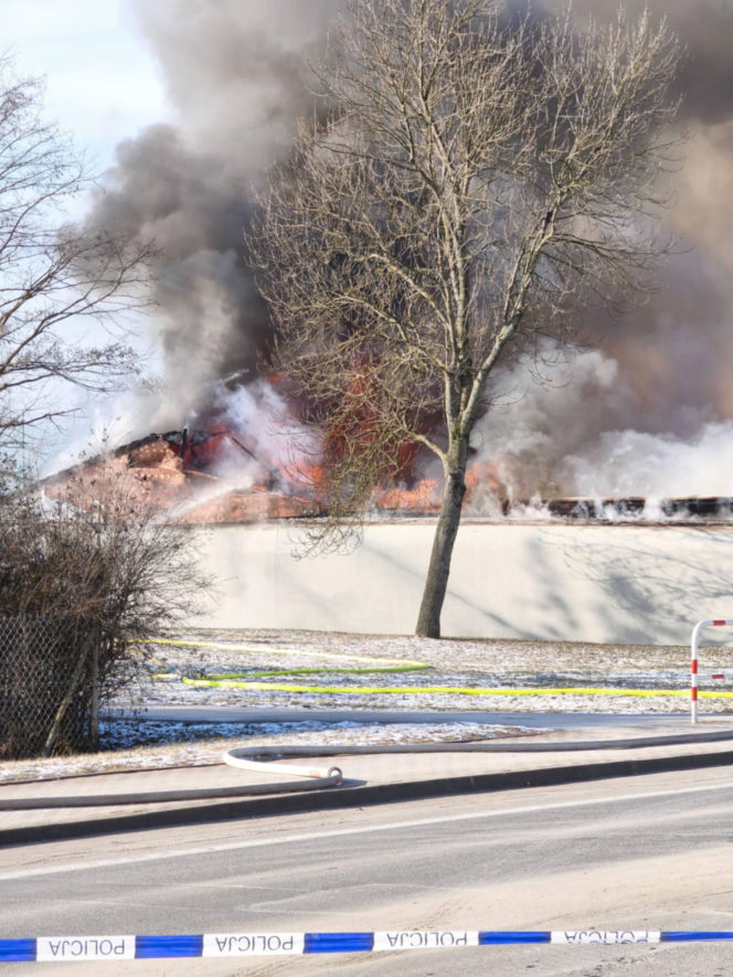 Ogromny pożar Biedronki na Dolnym Śląsku! Dach runął, są ranni strażacy