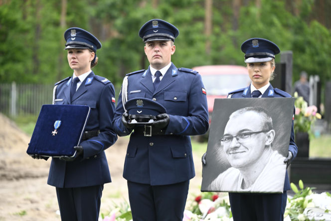 Tłumy pożegnały 23-letniego policjanta. Kacper zginął w tragicznym wypadku w Piasecznie