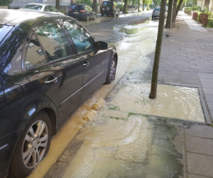 Potok wody na ul. Zamoyskiego w Bydgoszczy [ZDJĘCIA]