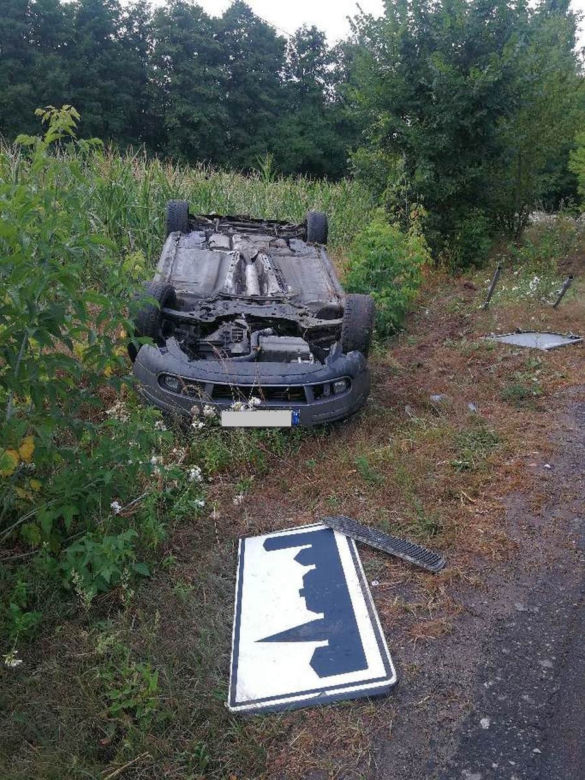 Osobówka ścięła znak drogowy i dachowała! Groźny wypadek w Przewozie [ZDJĘCIA] 