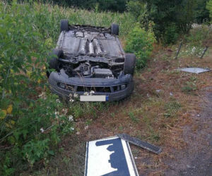 Osobówka ścięła znak drogowy i dachowała! Groźny wypadek w Przewozie [ZDJĘCIA] 