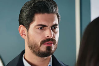 Panna młoda, odcinek 32: Yonca nie rezygnuje ze swoich planów i podejmuje kolejne próby zwrócenia na siebie uwagi Nusreta