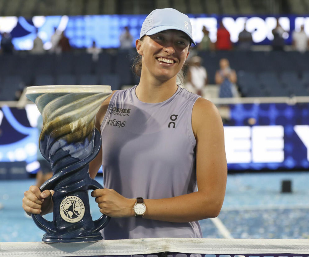 Uśmiechnięta Iga Świątek trzyma puchar za zwycięstwo w Cincinnati. O turnieju WTA przeczytasz na SE Supersport.