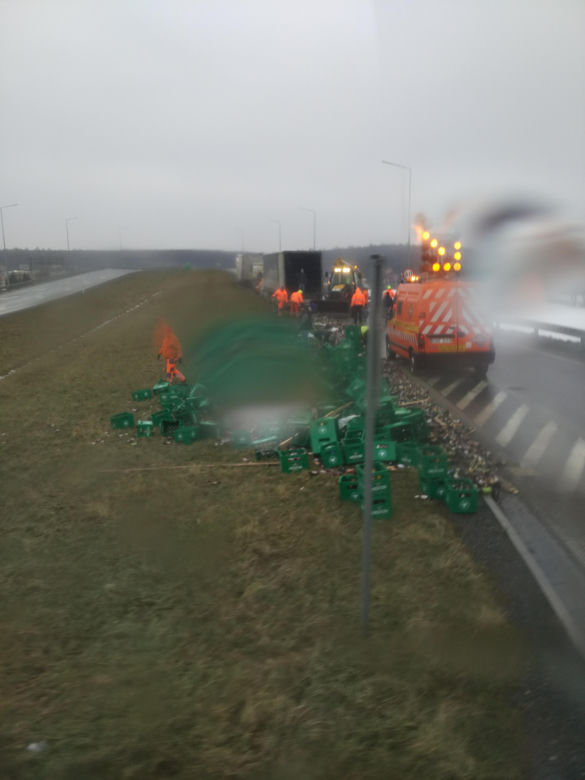 Utrudnienia na A4. Na jezdnię rozsypały się skrzynki z piwem [ZDJĘCIA]