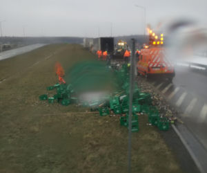 Utrudnienia na A4. Na jezdnię rozsypały się skrzynki z piwem [ZDJĘCIA]