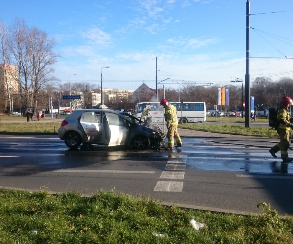 Lublin: POŻAR samochodu na Podzamczu! Auto w płomieniach. DUŻE utrudnienia [ZDJĘCIA]