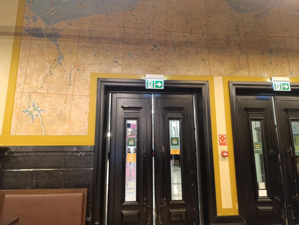 Mc Donald's  w Gdyni w historycznym wnętrzu