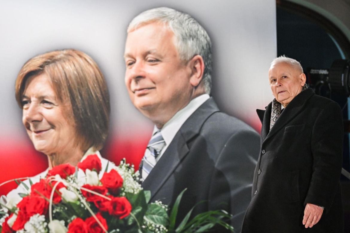 Kaczyński ściśnięty w tłoku pod pomnikiem smoleńskim
