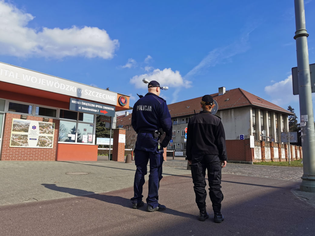 Szczecińscy policjanci kontrolują przestrzeganie kwarantanny