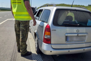 Udawał kuriera żywności, a przewoził migrantów