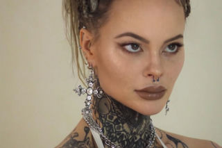 Monika Miller pręży się w samej bieliźnie na łóżku. Tylko twarz może przerazić