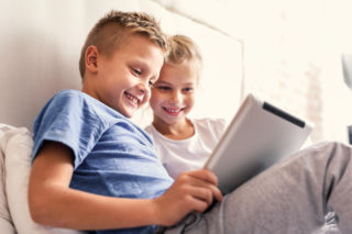 Marketing w sieci coraz sprytniej wpływa na dzieci. Rodzice często tego nie widzą