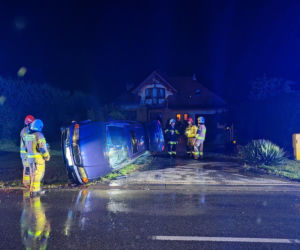 Dachowanie BMW w Brzeziu. 25-latek stracił panowanie nad autem