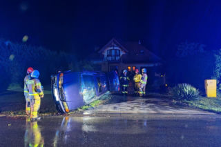 Dachowanie BMW w Brzeziu. 25-latek stracił panowanie nad autem