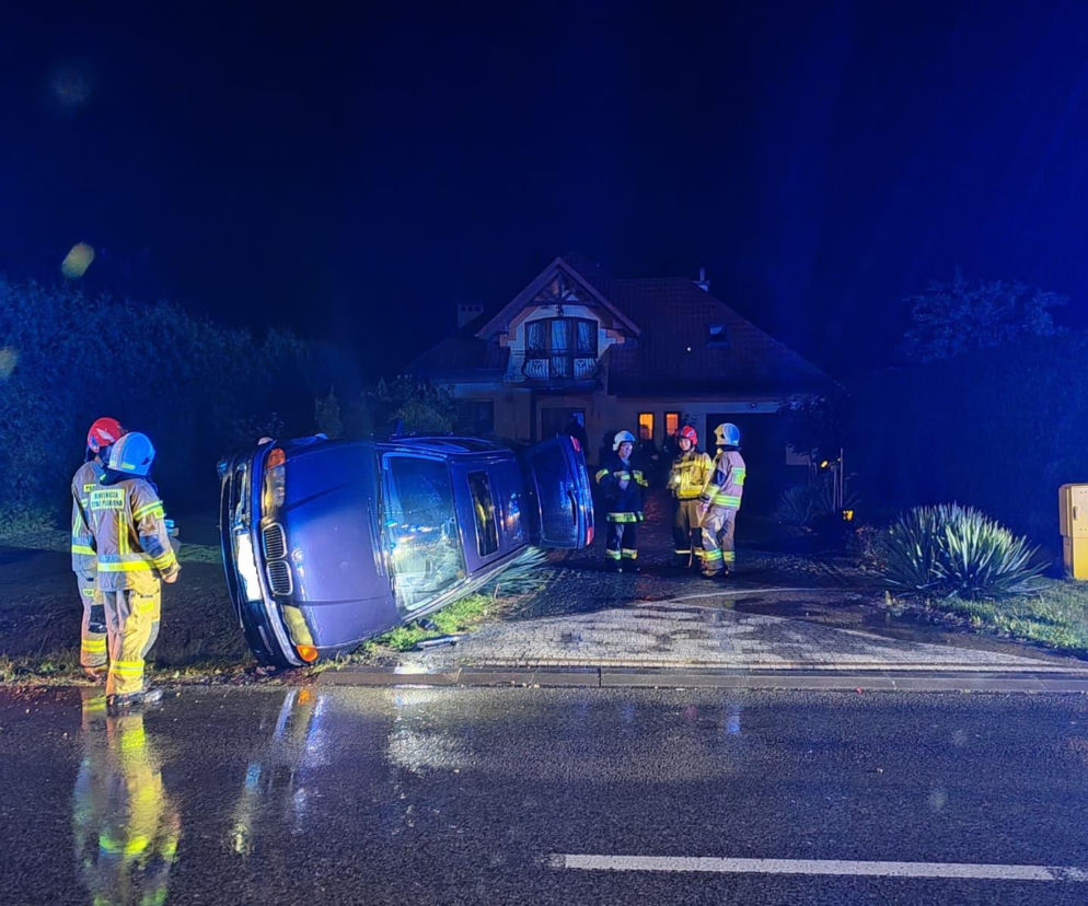 Dachowanie BMW w Brzeziu. 25-latek stracił panowanie nad autem