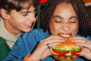 Super promocje w Burger King. Wracają papierowe kupony! Smakowite okazje czekają też w aplikacji