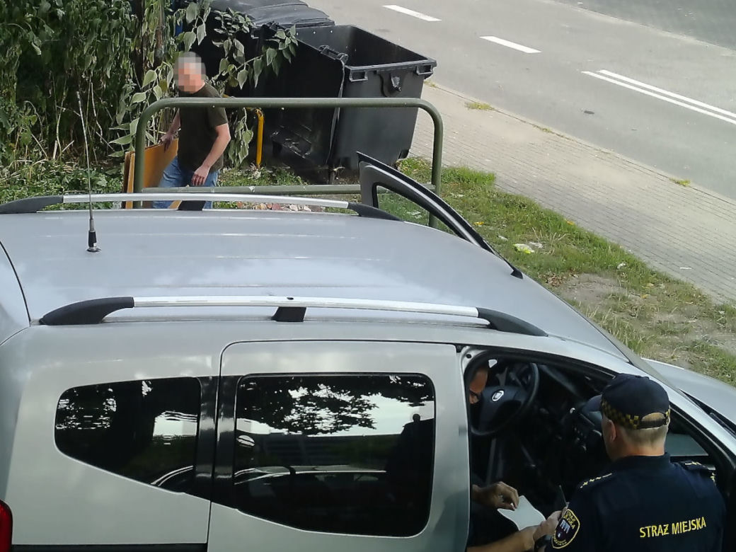Śmieciarz złapany na gorącym uczynku! Wszystko zarejestrowała fotopułapka [ZDJĘCIA]