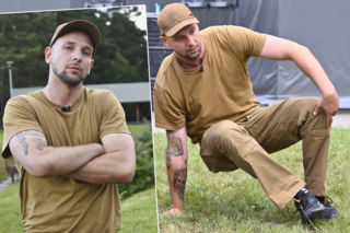 Maciej Pela wskoczył w mundur i kamasze. Za mundurem panny sznurem?