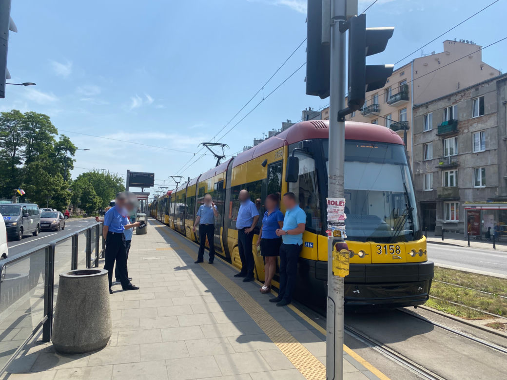 Wypadek na Grochowskiej w Warszawie. Auto zablokowało ruch tramwajowy