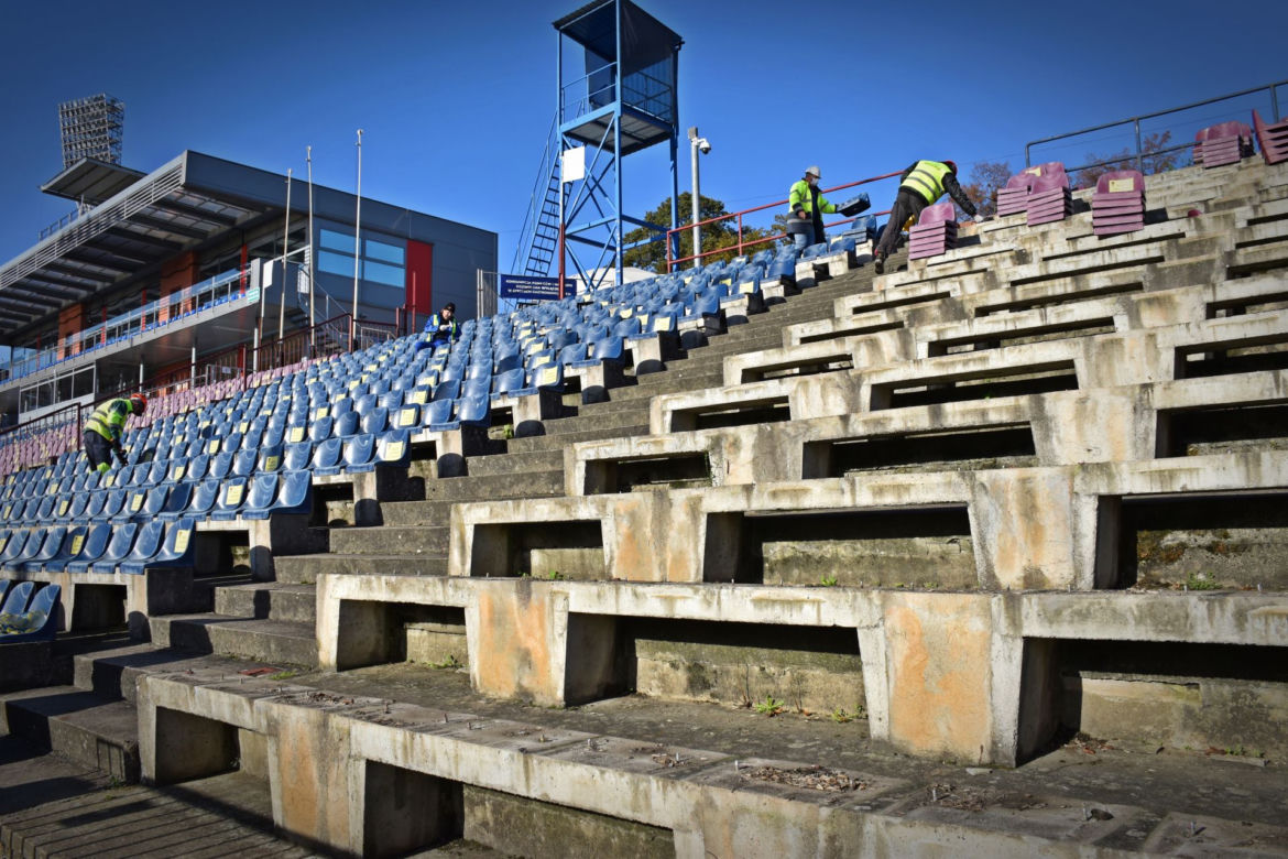 Demontaż krzesełek z północnej trybuny Stadionu Miejskiego w Szczecinie