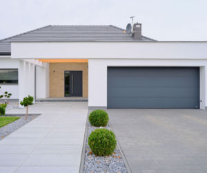 Na co zwrócić uwagę przy zakupie bramy garażowej w 2026 roku?