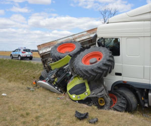 PRZERAŻAJĄCY wypadek! ZMASAKROWANA ciężarówka i ciągnik rolniczy