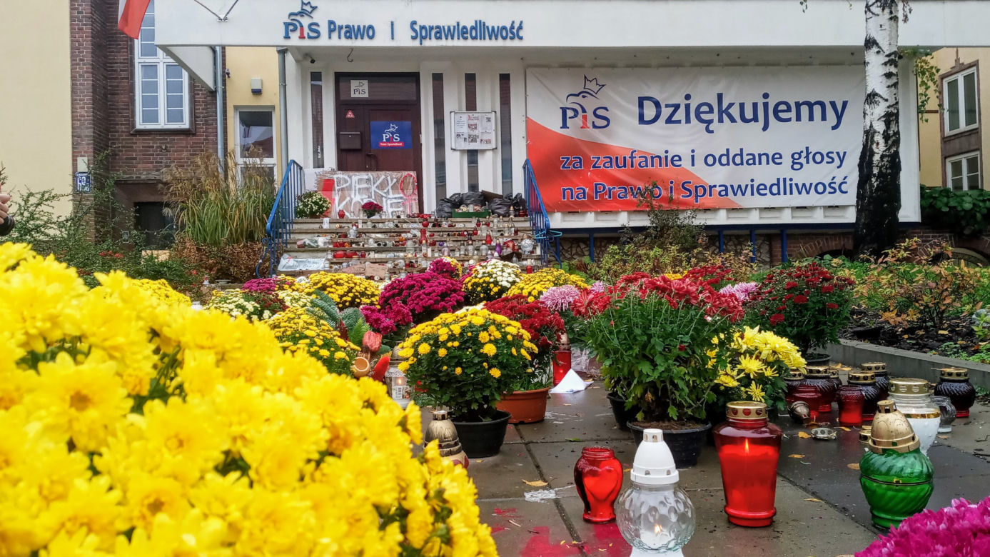 Chryzantemy i znicze pod siedzibą PiS w Szczecinie
