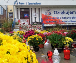 Chryzantemy i znicze pod siedzibą PiS w Szczecinie