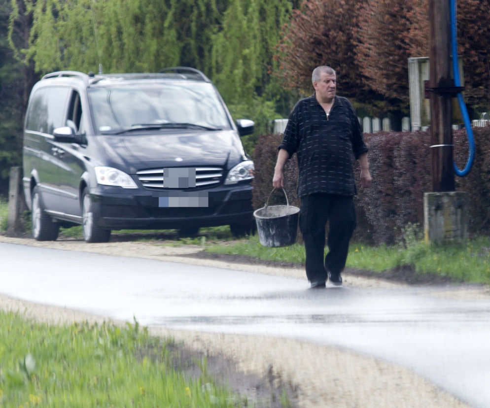 SZYDŁO DŹWIGA WIADRA POD OKIEM BOR-U.