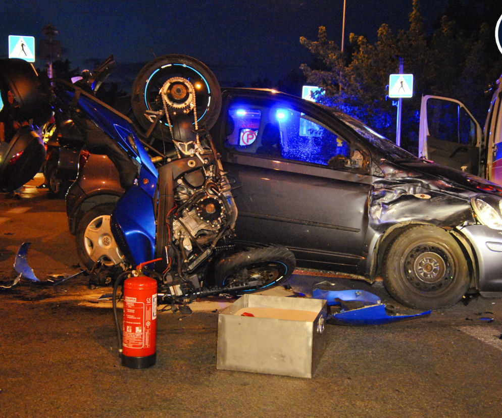 Dramat na Białołęce. Motocykl wbił się w osobówkę