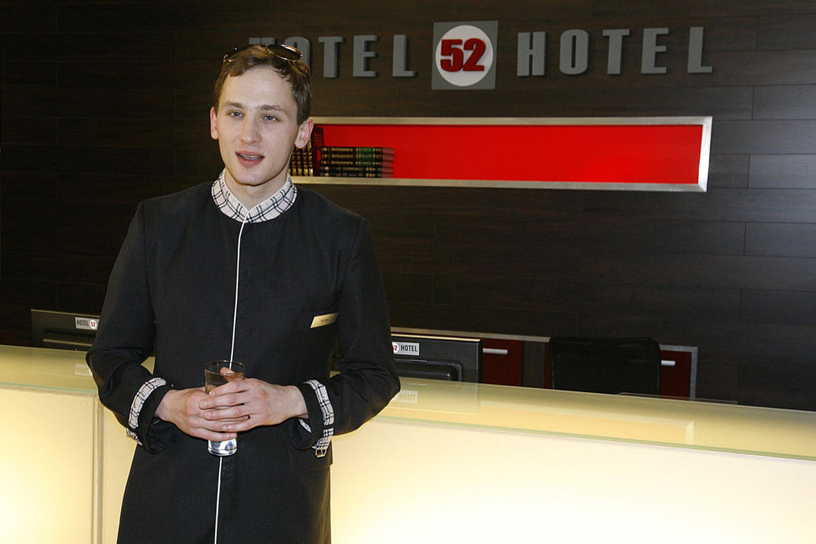To był wielki hit Polsatu. Zobaczcie, jak po 16 latach zmieniły się gwiazdy serialu "Hotel 52"