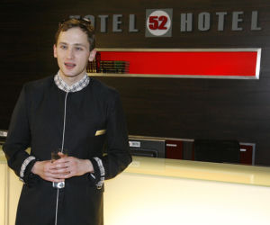 To był wielki hit Polsatu. Zobaczcie, jak po 16 latach zmieniły się gwiazdy serialu Hotel 52