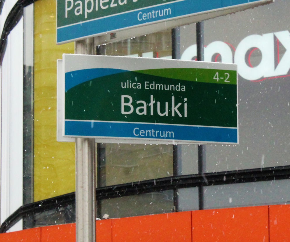 Tablica z nazwą ulicy Edmunda Bałuki