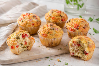 Wytrawne muffinki z szynką i serem znikają jeszcze ciepłe. Są idealne na śniadanie i do lunchboxa