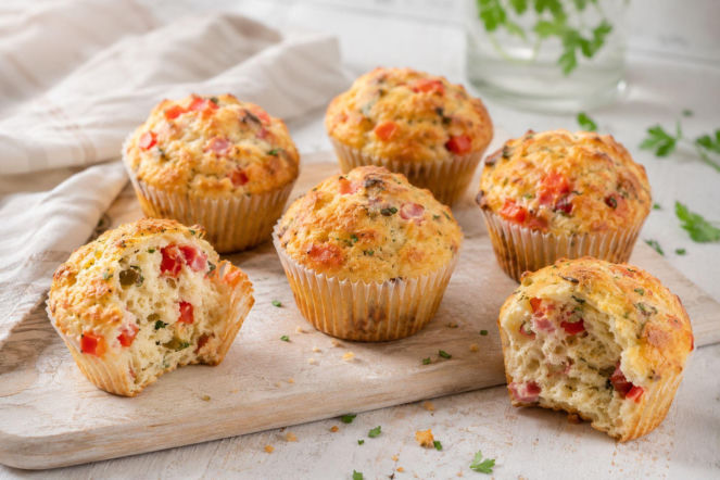 Wytrawne muffinki z szynką i serem znikają jeszcze ciepłe. Są idealne na śniadanie i do lunchboxa