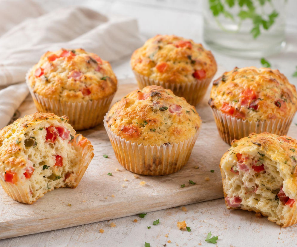 Wytrawne muffinki z szynką i serem znikają jeszcze ciepłe. Są idealne na śniadanie i do lunchboxa