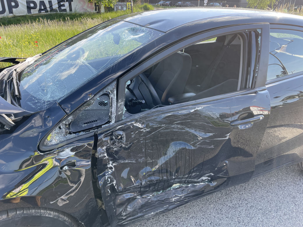 Roztrzaskał się motocyklem o osobówkę. 43-latek trafił do szpitala
