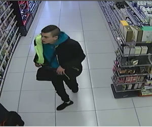 Policja poszukuje złodziei! Nagrał ich monitoring. Poznajesz ich? DZWOŃ na komendę! 