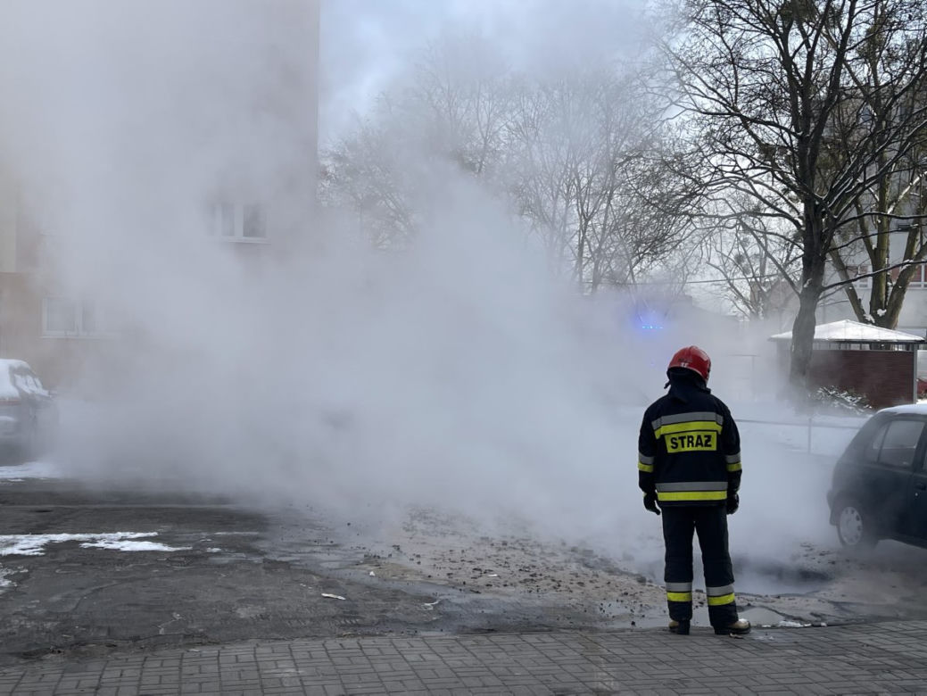 Rura rozsadziła chodnik na Bielanach