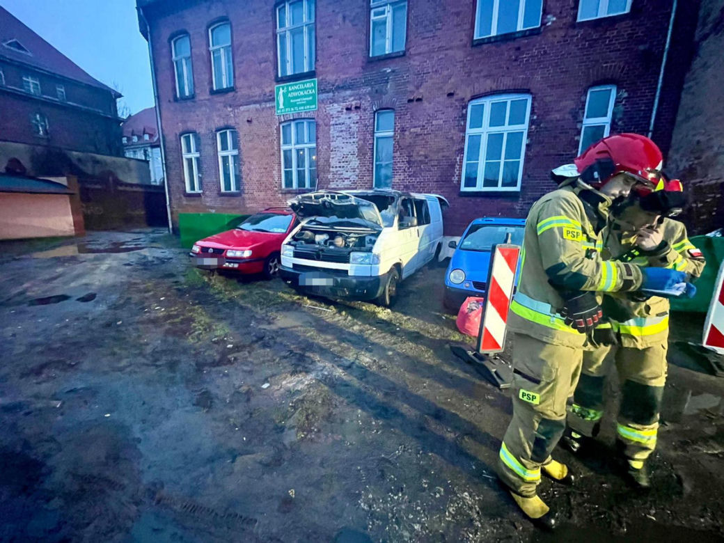 Malbork. Pożar busa na parkingu. Strażacy wyciągnęli z pojazdu nieprzytomnego mężczyznę [ZDJĘCIA].