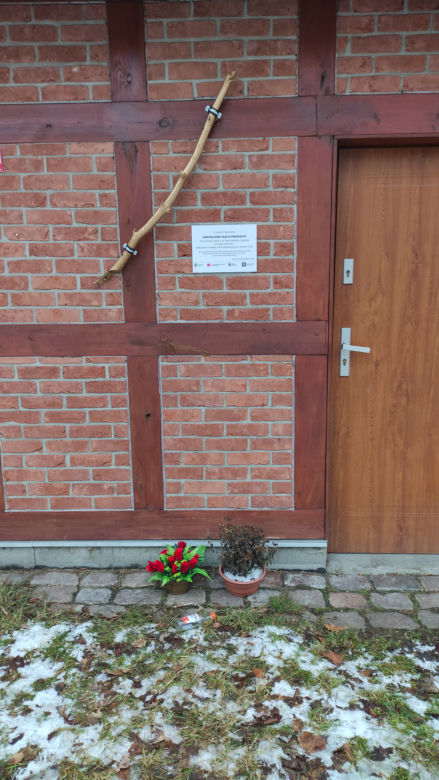 Prześmiewcza tablica pamiątkowa na miejskim szalecie. Ktoś robi sobie żarty z Jarosława Kaczyńskiego i prezydenta Zaleskiego