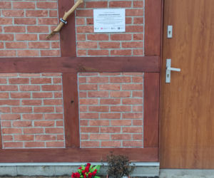 Prześmiewcza tablica pamiątkowa na miejskim szalecie. Ktoś robi sobie żarty z Jarosława Kaczyńskiego i prezydenta Zaleskiego