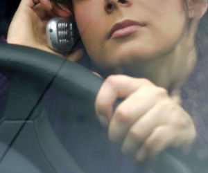 rozmowa przez telefon komórkowy za kierownicą