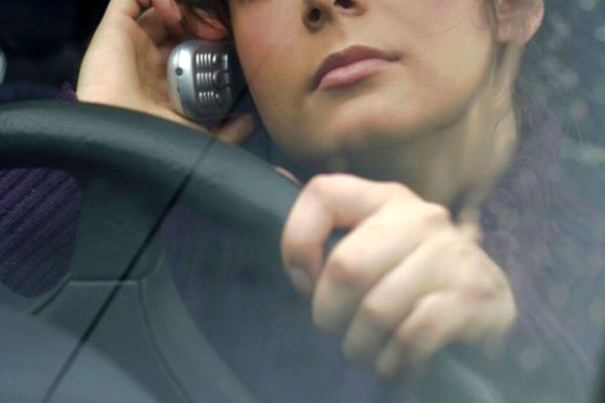 rozmowa przez telefon komórkowy za kierownicą